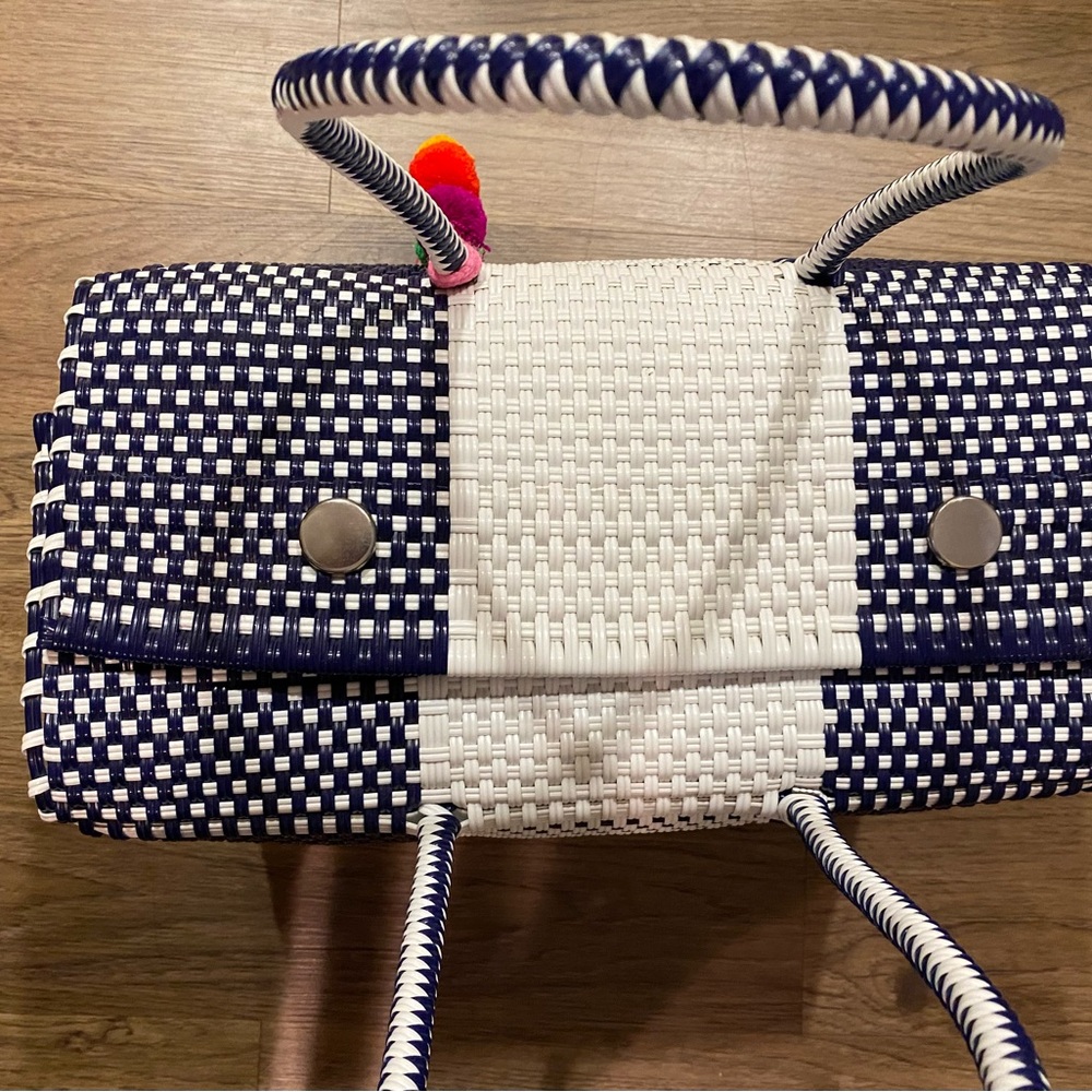 Handmade in 🇲🇽 Mexico! Un Pueblo Navy and White Tote - Picture 9 of 12